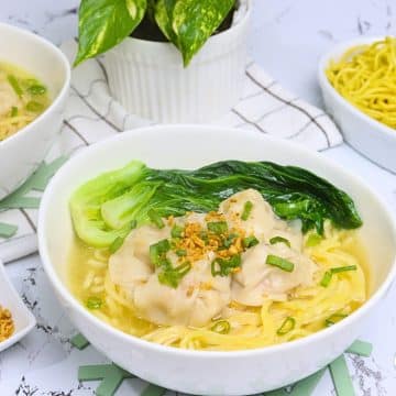 A bowl of Wonton Mami