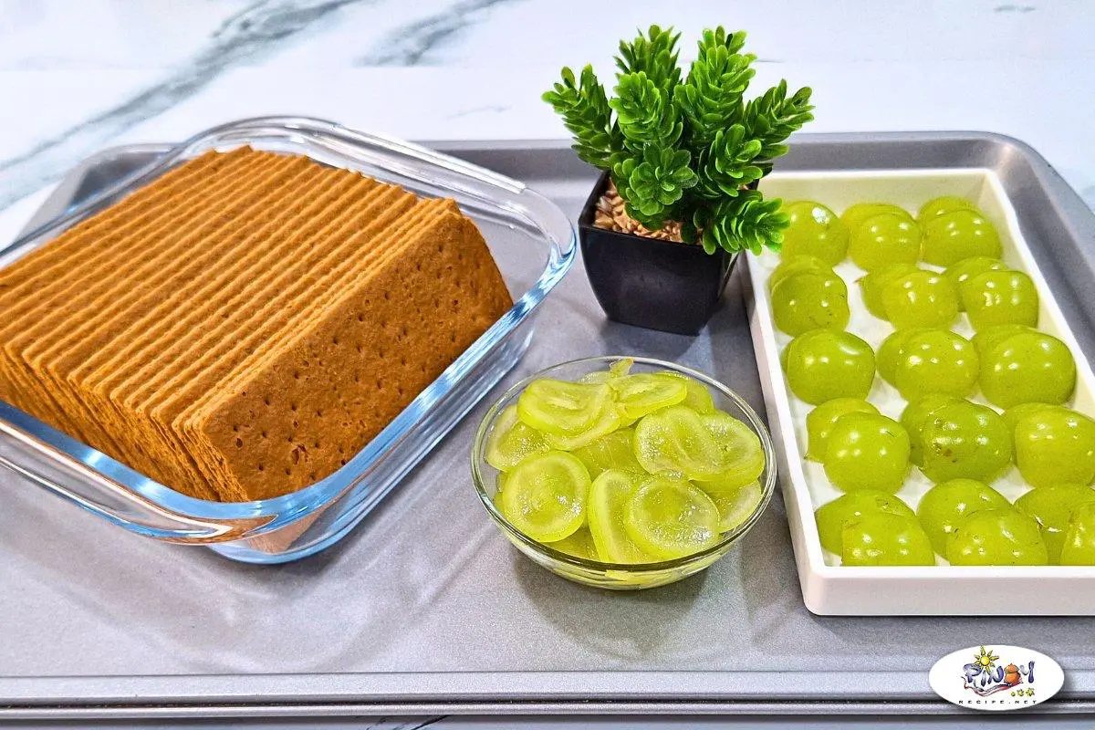 Graham Crackers and for toppings the sliced Shine Muscat